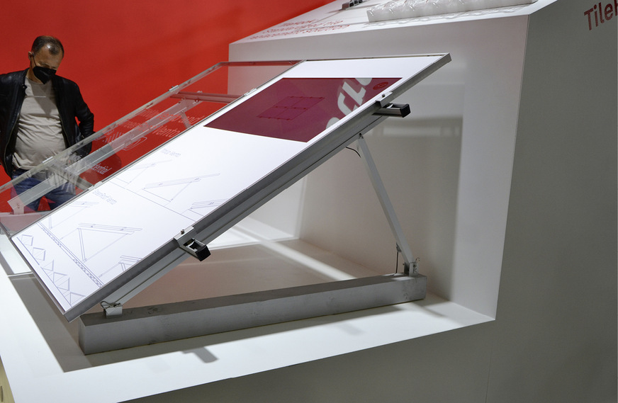 Das neue Tiltuo Vento hat K2 Systems für Betonuntergründe entwickelt. Die untere Modulauflage zieht der Handwerker beim neuen System von Esdec nur nach außen und damit ist das Paneel am Rahmen geklemmt.