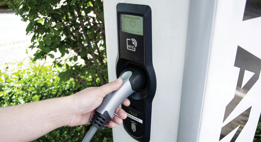 Die Ladesäule muss Fehlerströme bemerken, die entsprechenden Sicherheitseinrichtungen auslösen und sich abschalten. Sonst kann es gefährlich werden.