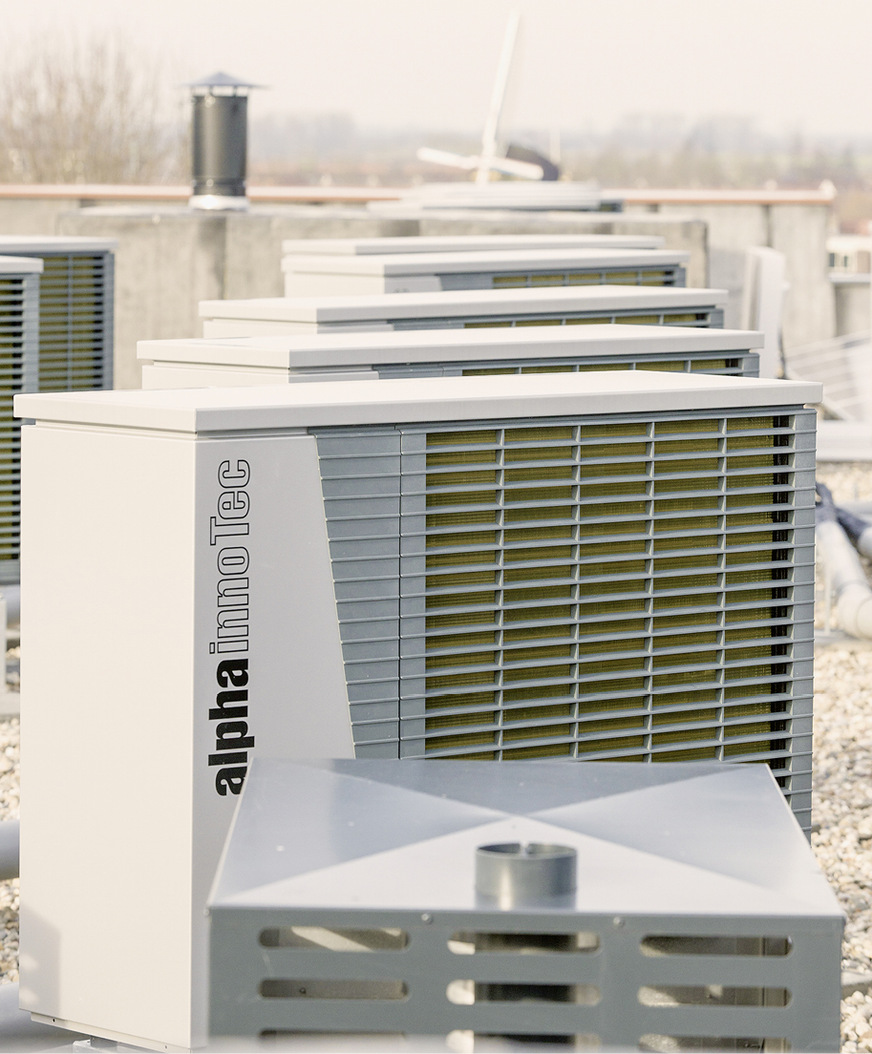 Splitaufstellung von Luft-Wasser-Wärmepumpen: Hier stehen die Verdampfer auf dem Dach eines Reihenhauses.