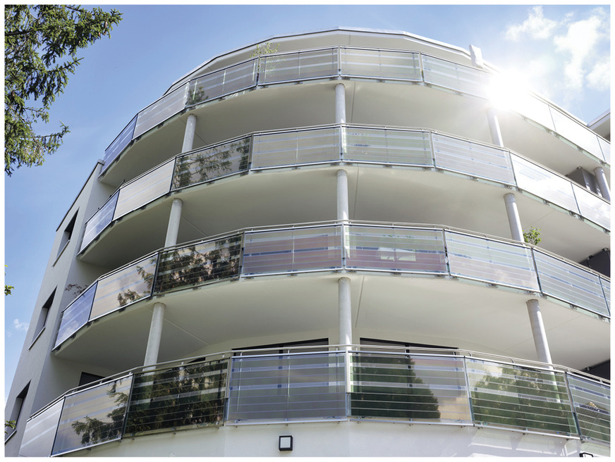 Installation von organischen Solarelementen an einem Wohnhaus in Stuttgart.