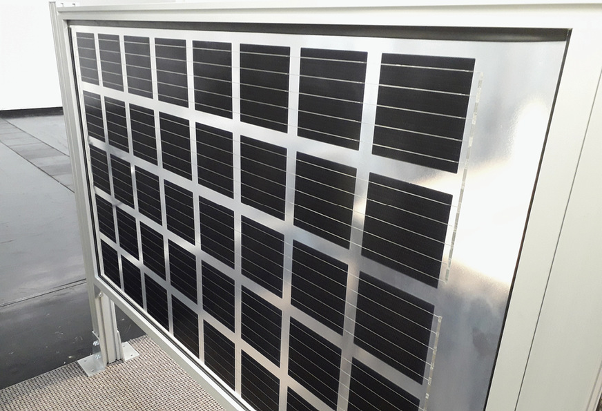 Semitransparente Module lassen sich an Balkone und Brüstungen montieren oder als Fassaden vorhängen.