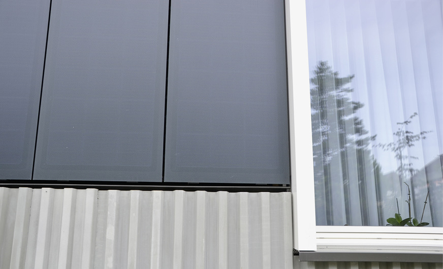 Fast unsichtbar sind die Solarzellen der Module an der Fassade in Allschwil.