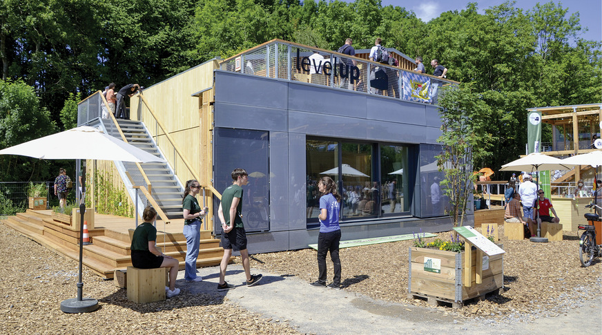 Fast unsichtbar: Die Lösung für eine Erweiterung von Bestandsgebäuden der Universität Rosenheim präsentiert sich mit einer Fassade mit hellgrauen Solarmodulen von Sunovation. Unter anderem damit hat das Team die beste Energiebilanz im Wettbewerb geschafft.