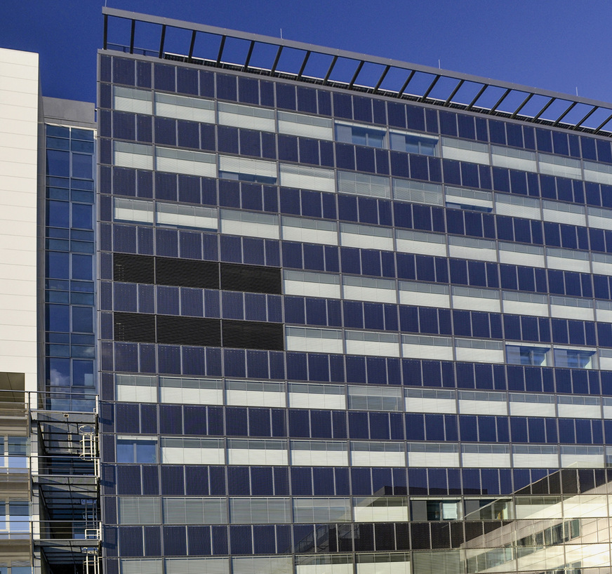 Ein Paradebeispiel für eine gelungene Sanierung mit Solarfassade: Das Chemiehochhaus der TU Wien. Zusammen mit einem ausgeklügelten Energiekonzept wird das alte Haus aus den 1970-ern zum Plusenergiegebäude.