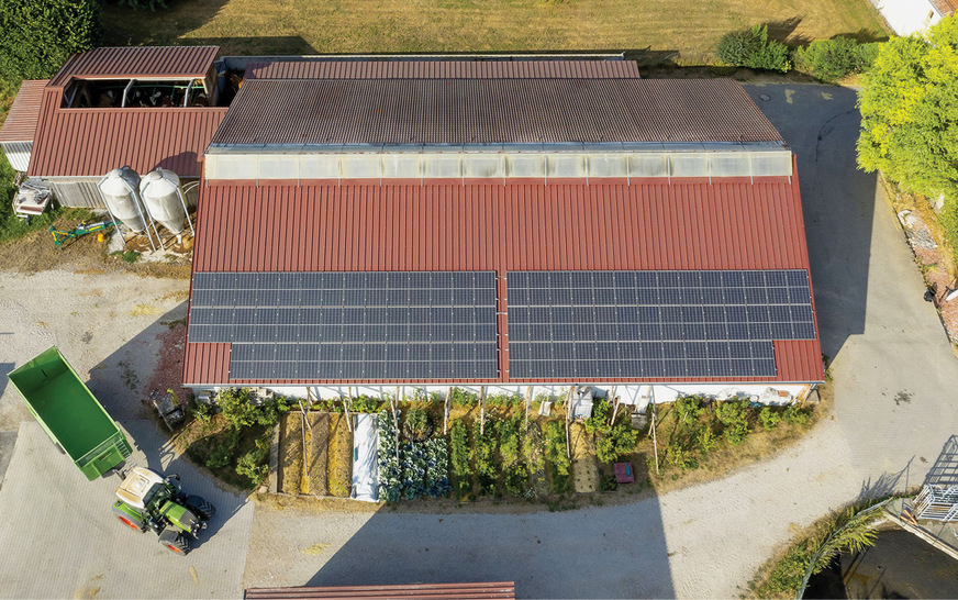 Fast das halbe Dach ist noch frei. An Platzmangel scheitert die Erweiterung der Anlage auf 50 Kilowatt nicht.