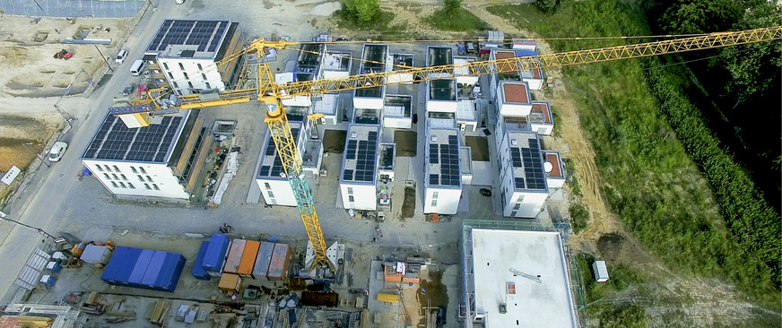 In der Regel passt auf die Dächer gar nicht so viel Solarleistung, dass hohe Überschüsse anfallen könnten. Falls doch, müssen sie meist direkt vermarktet werden, was durchaus zum Hindernis werden kann.