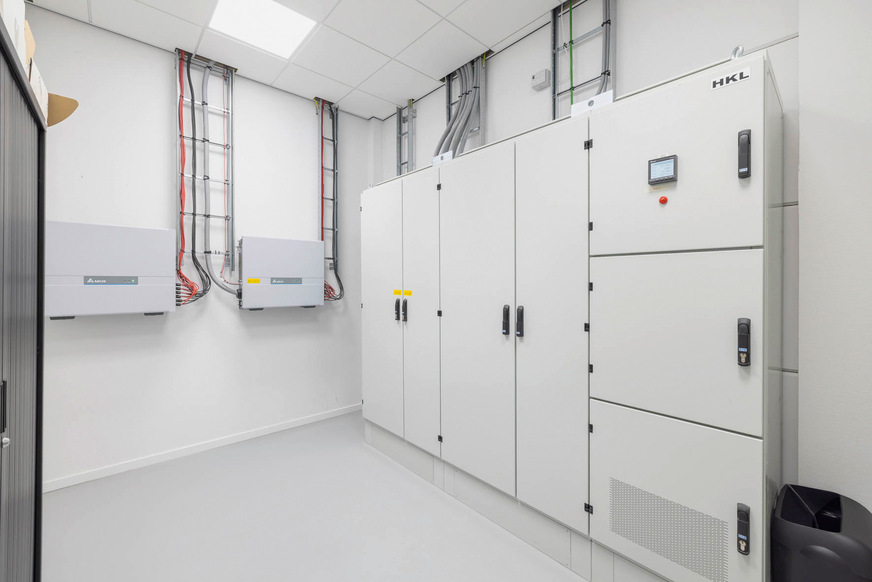 Techniker haben zwei Wechselrichter M70A mit einer Leistungsdichte von 750 Kilowatt pro Kubikmeter installiert.