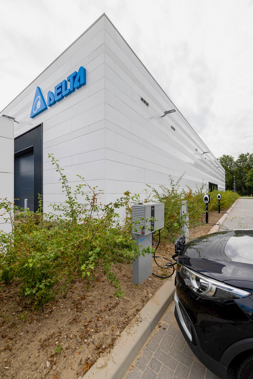 Es stehen DC- und AC-Ladegeräte für die Mitarbeiter und Besucher bereit.