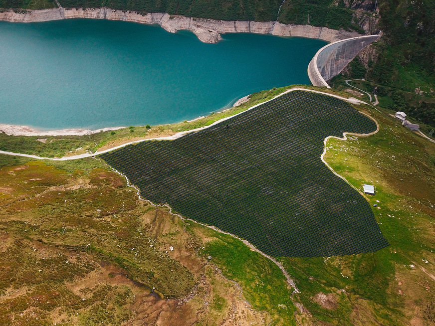 Nalpsolar mit zehn Megawatt soll neben dem Nalps-Stausee im Kanton Graubünden gebaut werden. Die Inbetriebnahme ist für Herbst 2025 geplant.