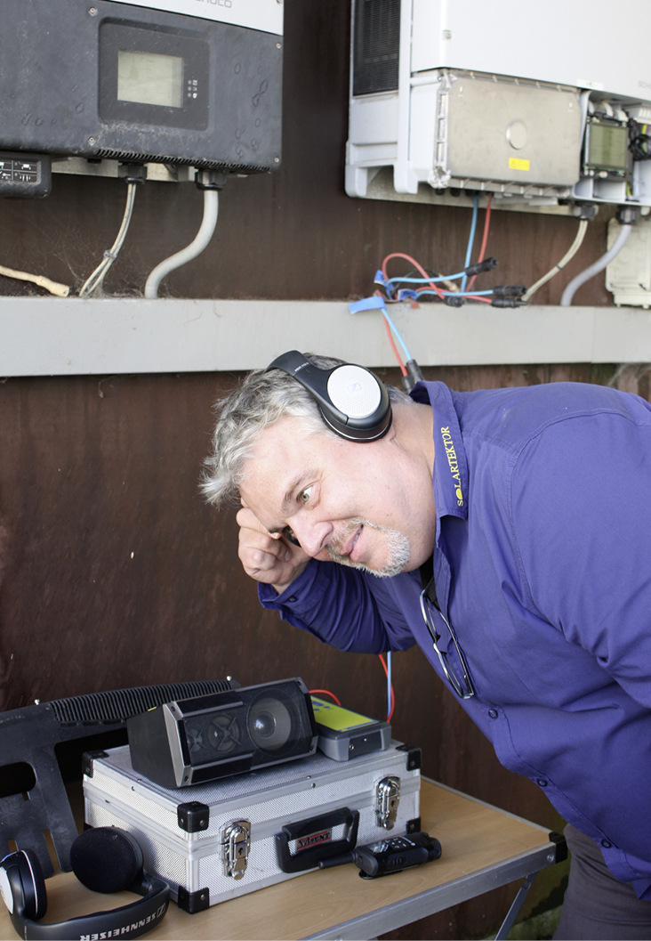 Der Stromfluss wird am DC-Eingang des Wechselrichters als Signal im Kopfhörer abgegriffen.