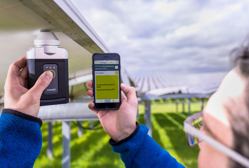 Das handliche Prüfgerät und die zugehörige App für das Smartphone.