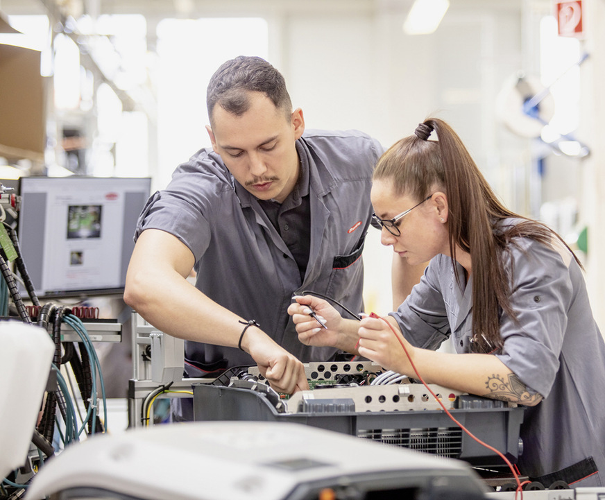 Mit dem Lötkolben bewaffnet, gehen die Techniker und Technikerinnen bei Fronius an die Reparatur der Geräte.