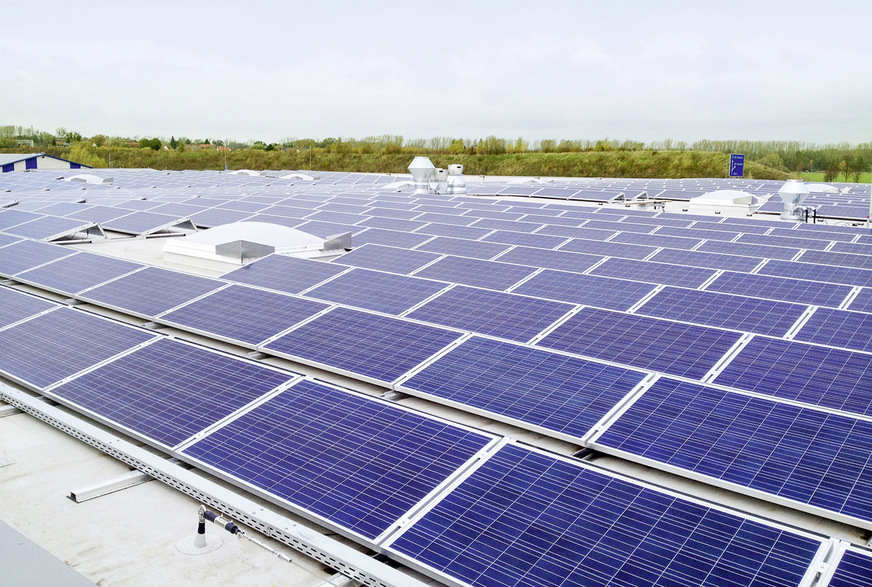 Selbst wenn die Vergütungssätze für den Überschussstrom von Eigenverbrauchern niedrig sind, gibt es Möglichkeiten, die Dächer voll zu belegen.