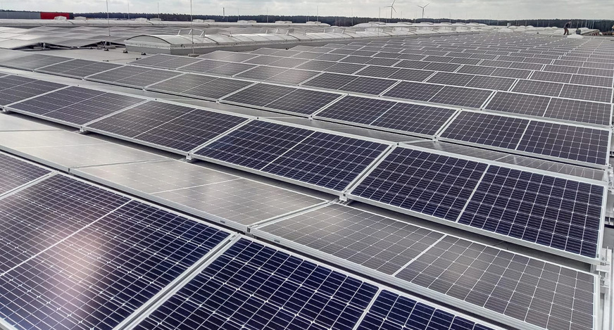 Für große, zusammenhängende Dachflächen wären durchaus auch größere Module geeignet. Doch diese dürfen dann nicht mehr an den Ecken geklemmt werden.