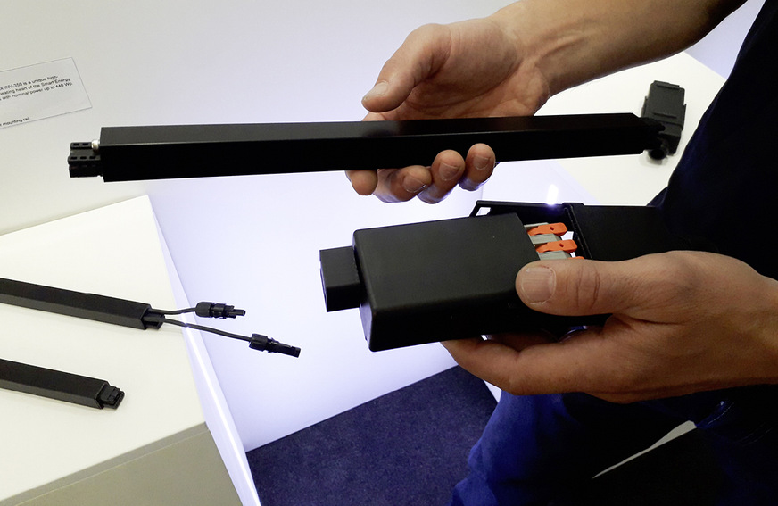 Die neuen Wechselri﻿chter von Solarnative passen in den Modulrahmen. Demnächst beginnt ihre Fertigung in Lohfelden bei Kassel.