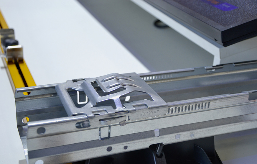 Esdec hat für das Flatfix Wave Plus einen speziellen Clip entwickelt, mit dem selbst die Montage der Module werkzeugfrei funktioniert.