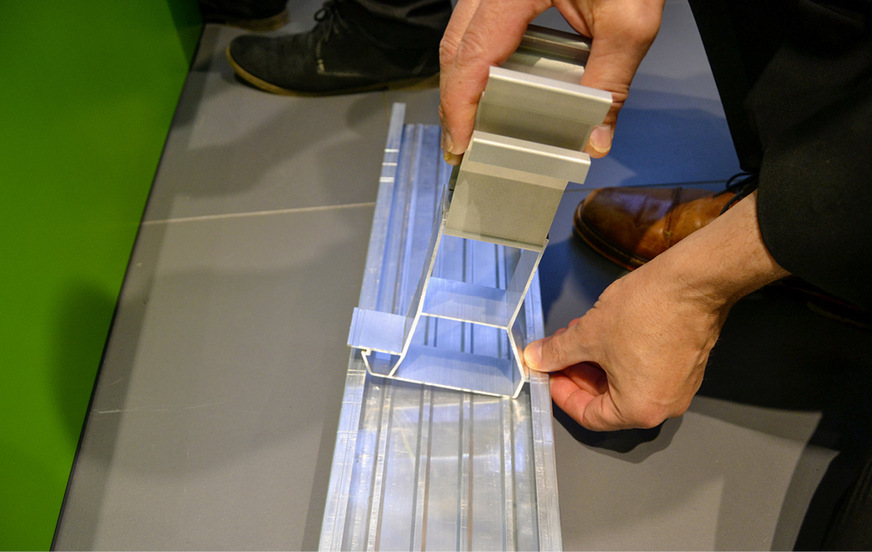 Auf eine weitgehend werkzeuglose Installation hat auch Novotegra bei der&nbsp;Entwicklung der neuen Generation seines Flachdachsystems geachtet.