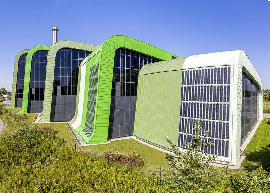 Eine echte Augenweide: Solarfassade an der Müllverbrennungsanlage in Krakau in Polen.
