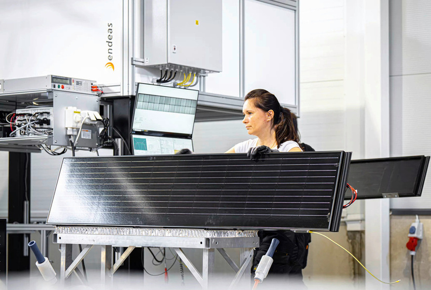 Fertigung der Solarelemente im neuen Werk von Solarstone.