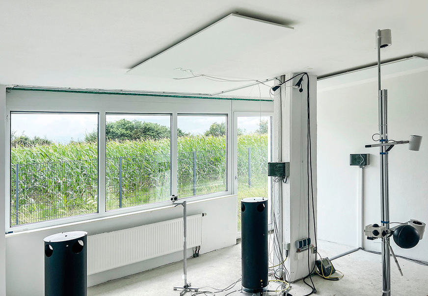 An der Decke: Infrarotheizgerät von Oekoswiss Energy im Zwillingshaus des Fraunhofer IBP.