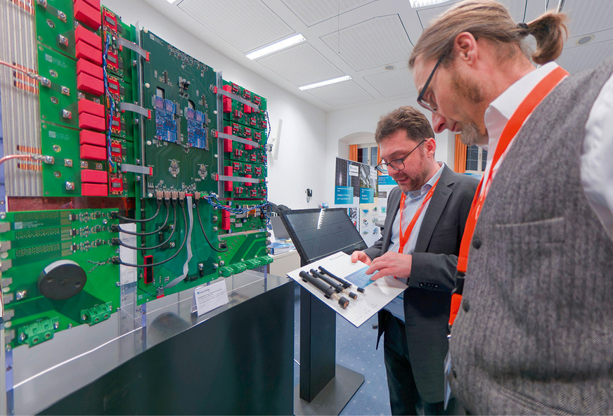 Auf dem Symposium werden Innovationen rege diskutiert, hier am Stand des Fraunhofer ISE.