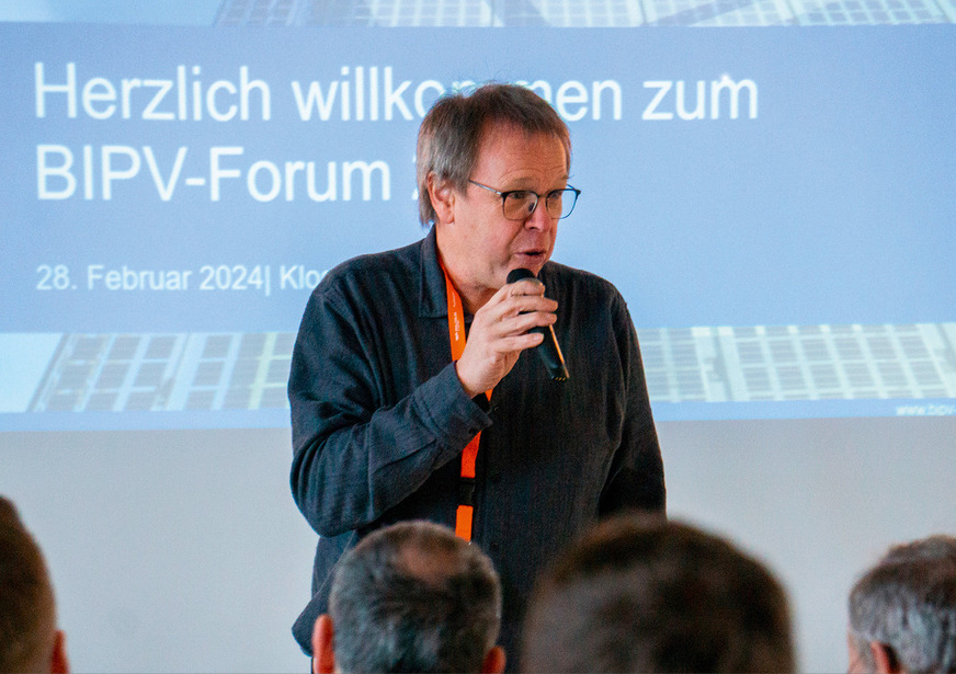 Christof Erban eröffnete 2024 das BIPV-Forum in Bad Staffelstein, das mit dem PV-Symposium stattfindet.