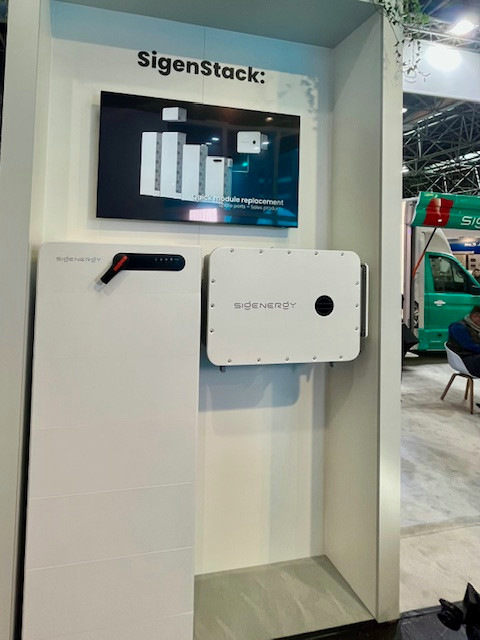 Der SigenStack kommt mit kompaktem Hybridumrichter.