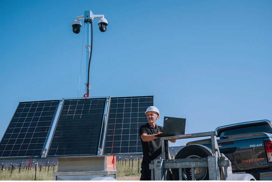 Vor Ort werden die Solarmodule ausgeklappt. Sie übernehmen die Stromversorgung des Systems.