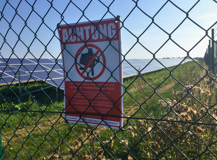 Hinweisschilder auf den Schutz der Anlage schrecken zumindest Gelegenheitsdiebe ab.