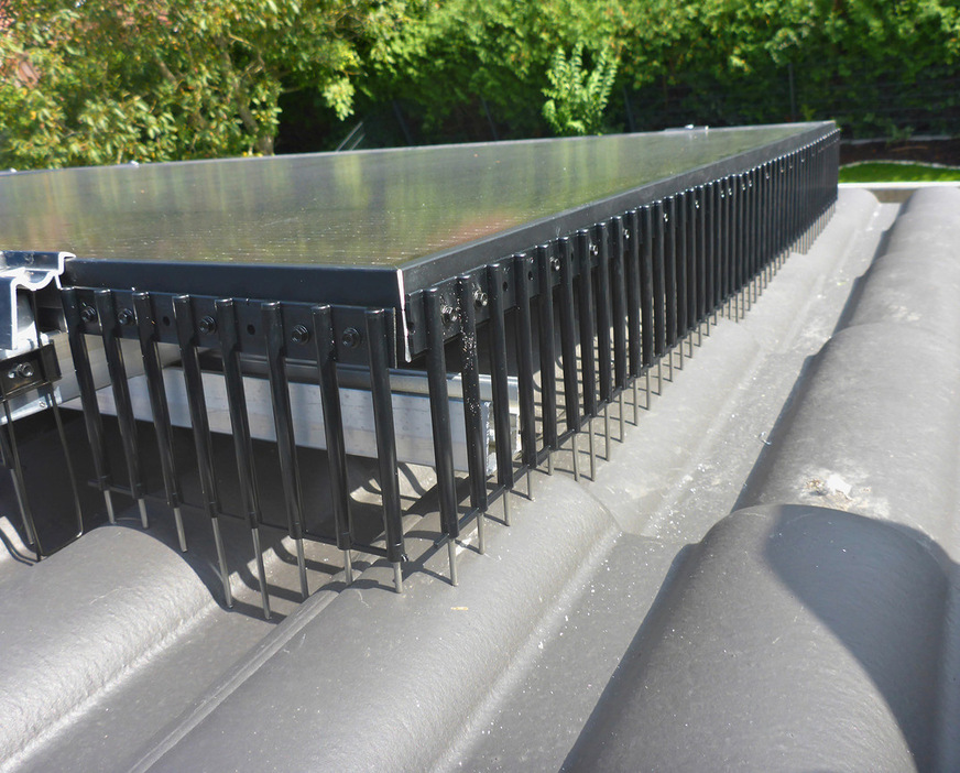 Die Zinken des Schutzgitters lassen sich an die Eindeckung anpassen.