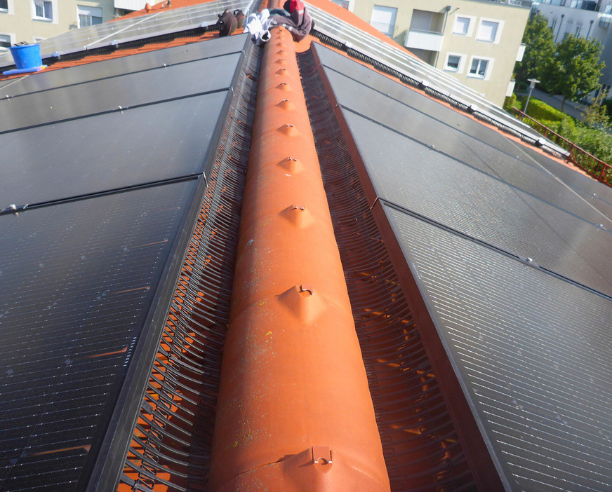 An der Dachtraufe vorbildlich gesicherte Module.