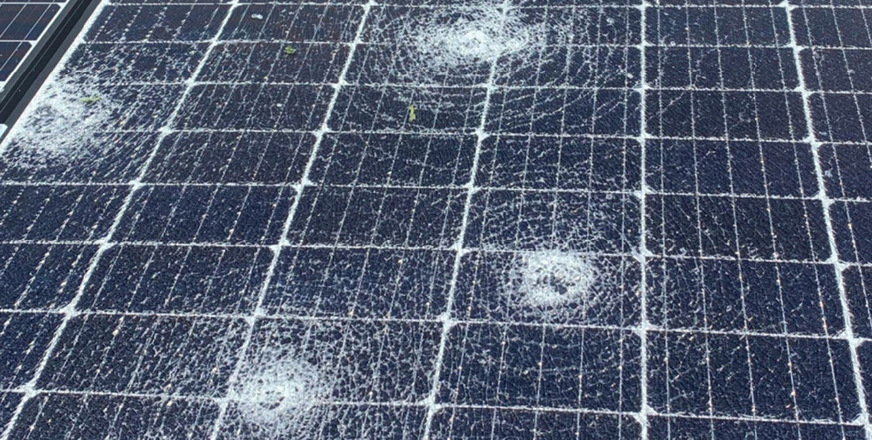 Diese bei Hagel beschädigten Module müssen demontiert und ersetzt werden. Das verursacht Kosten, die durch eine Versicherung abgedeckt sein sollten.