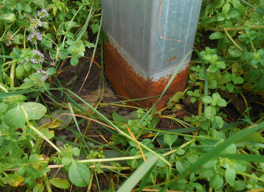 Hier wurde die chemische Zusammensetzung des Bodens nicht geprüft. Die Folge: Korrosion ­aufgrund der Ablösung der Zinkbeschichtung des Rammpfostens am Übergang zum Boden.