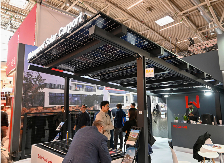 Goodwe hat neben dem neuen Carportsystem auch seine Fassadenmodule vorgestellt.