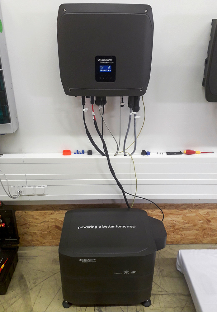 Heimspeicher am Hybridwechselrichter: Das neue System von Solarwatt ist sehr einfach zu installieren.