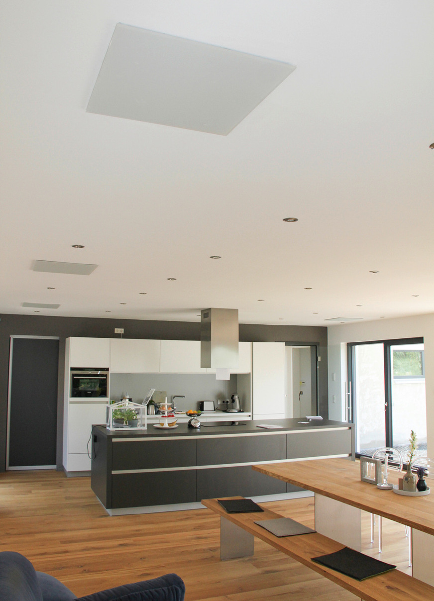 Hier wurden drei IR-Heizflächen an der Decke verteilt.