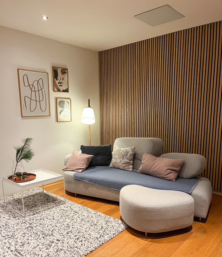 IR-Platte über der Sofaecke im Einfamilienhaus im Odenwald.