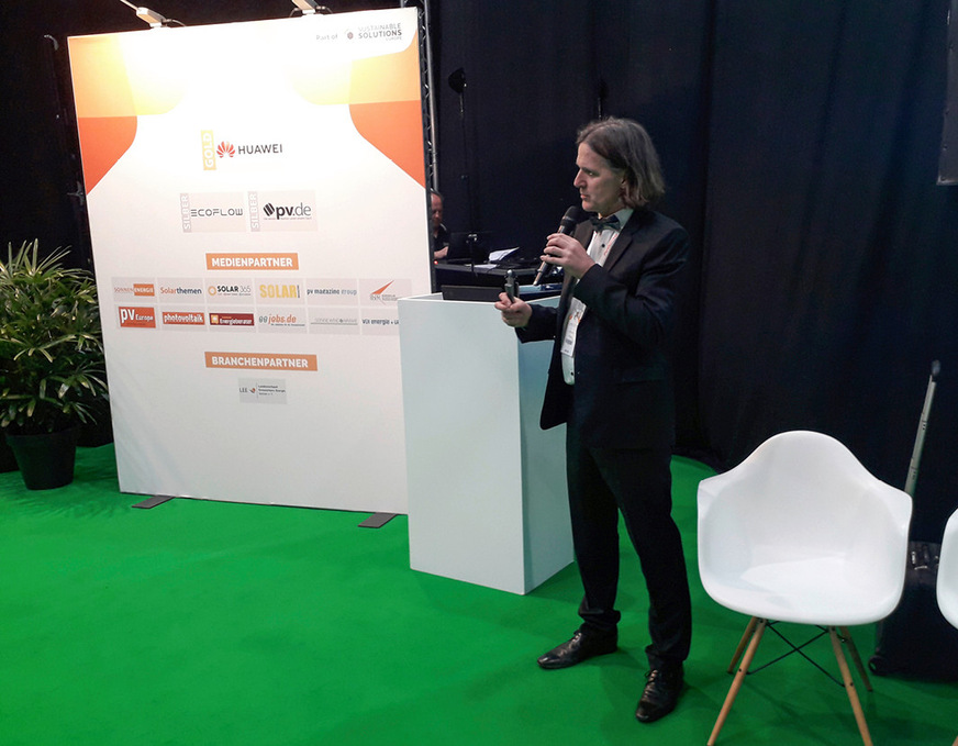 Professor Timo Leukefeld aus Freiberg stellte neue Konzepte zur Sanierung von mehrgeschossigen Wohnbauten vor.