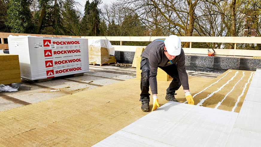 Um eine belastbare Nutzschicht für die Solaranlage zu schaffen, haben die Dachdecker die Solarrock-Dämmplatten mit ihrer glasfaserverstärkten, lastverteilenden Zementbeschichtung eingesetzt.