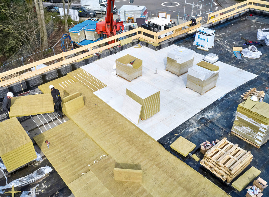 Um die Materialien auf dem Dach besser abstellen zu können, wurde zunächst ein Teil des Daches ­komplett&nbsp;­verlegt.