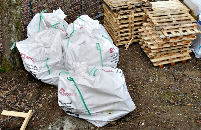 Verschnittreste der Steinwollplatten wurden gesammelt und von Rockwool zum Recyceln abtransportiert.