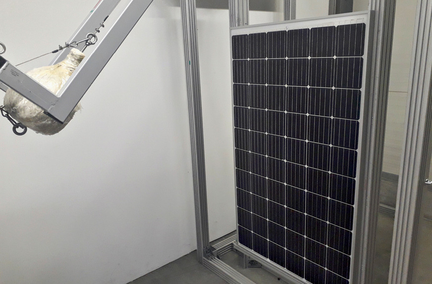 Pendeltest in der Solarwatt Academy: Eine Sekunde später kracht das Gewicht gegen das Solarmodul Panel Vision.