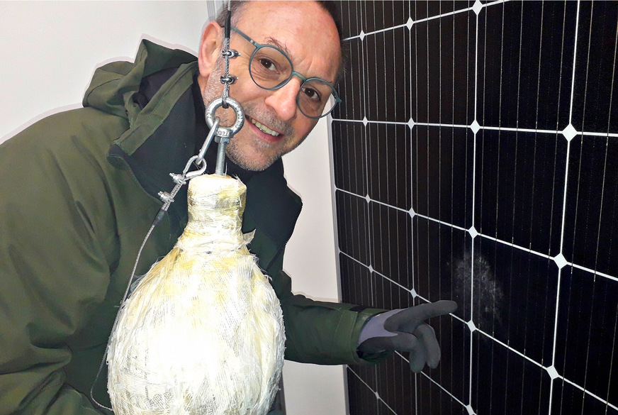 Akademieleiter Jürgen Thurm zeigt: Das Modul ist stabil, es hat den Einschlag ohne Risse überstanden.