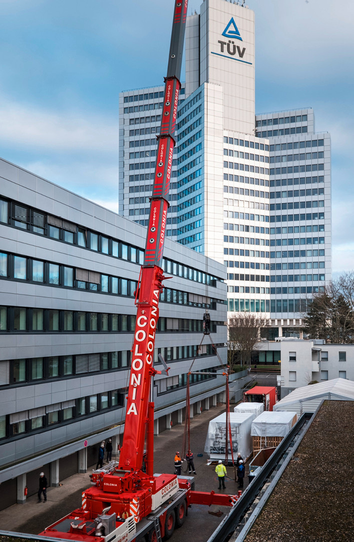 Das Solarlabor des TÜV Rheinland bekommt eine neue Klimakammer. Der Kran steht bereit.