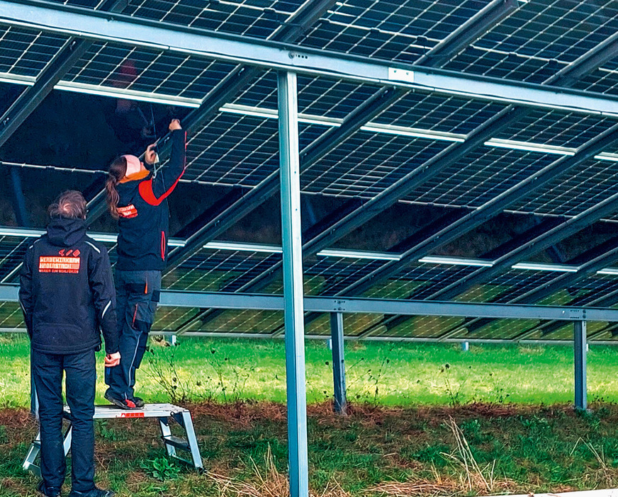 Bekleben der Rückseite mit opaker Folie zur monofazialen Referenz­bildung mit identischer Modultechnologie.