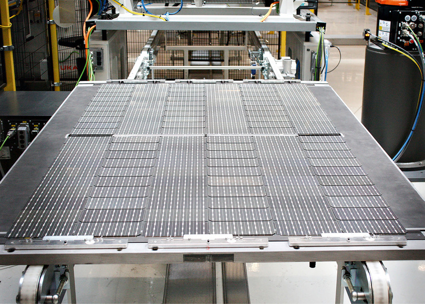 Zellstrings im Layout vor der Laminierung.