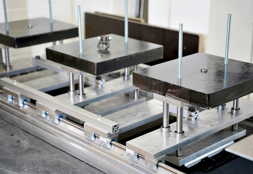 Im Prüflabor haben die Entwickler von PMT genau gemessen, wie sich der neue Kunststoffträger in Kombination mit den Dacheindeckungen verhält.