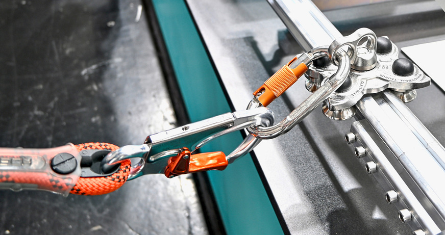 Da Solaranlagen gewartet ­werden müssen, sind ­kollektive Absturzsysteme ­vorgeschrieben. Eine Lösung sind Schienen­systeme, die ins Montagesystem integriert werden.