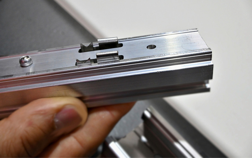 K2 Systems hat noch einen neuen Schienenverbinder ­entwickelt. Dieser ermöglicht den Potenzialausgleich.