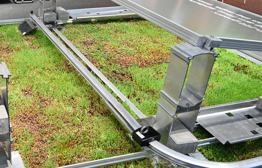 Die Schiene für das ­Absturzsystem wird direkt an die ­Unterkonstruktion ­geschraubt.